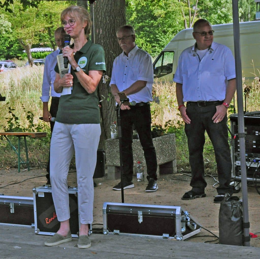 Turnierdirektorin Annette Bartsch begrüßt die Gäste zur Eröffnungsfeier