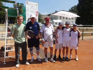 Foto: v.l. Schiedsrichter Till Kummer, Günter Sauer, Manfred Kauss und unsere Ballkinder