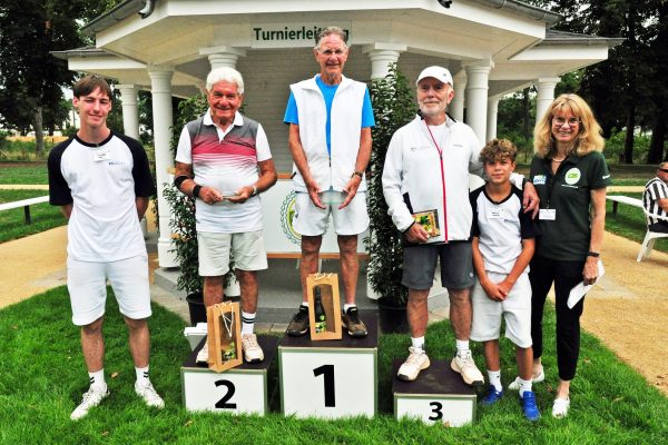 Meister Ak 90 _ 1. Herbert Althaus, 2. Frank Schlüteer, 3. Werner Marx, r. Annette Bartsch, Ballkinder Lukas Bach (l.) und Henry
