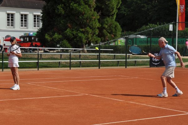 Mixed 80 Wolfgang von Schwedler Wenzel (r.) _) Regine von Bruchhausen