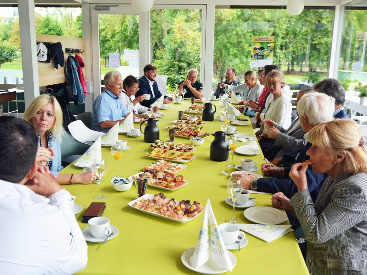 Sponsorenfrühstück reichlich gedeckt Tafel