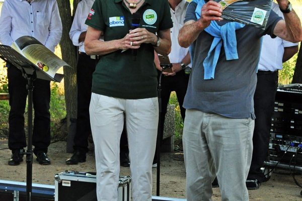 der älteste Turnierteilnehmer Hermann Kötting wird durch Turnierdirektorin Annette Bartsch geehrt