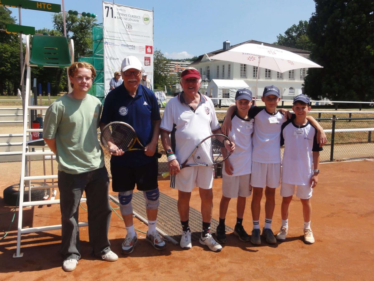 Foto: v.l. Schiedsrichter Till Kummer, Günter Sauer, Manfred Kauss und unsere Ballkinder